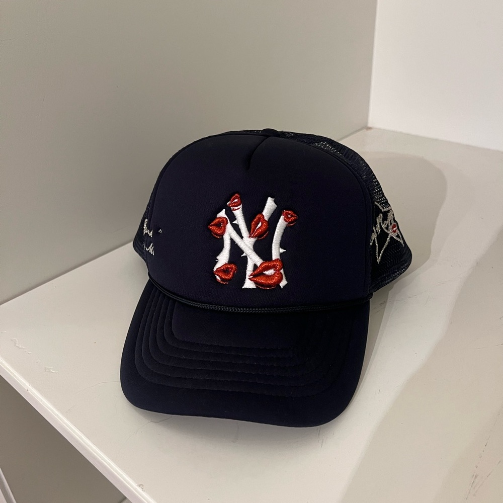 La Ropa "NY is Kissing Me" trucker hat (Navy Blue)